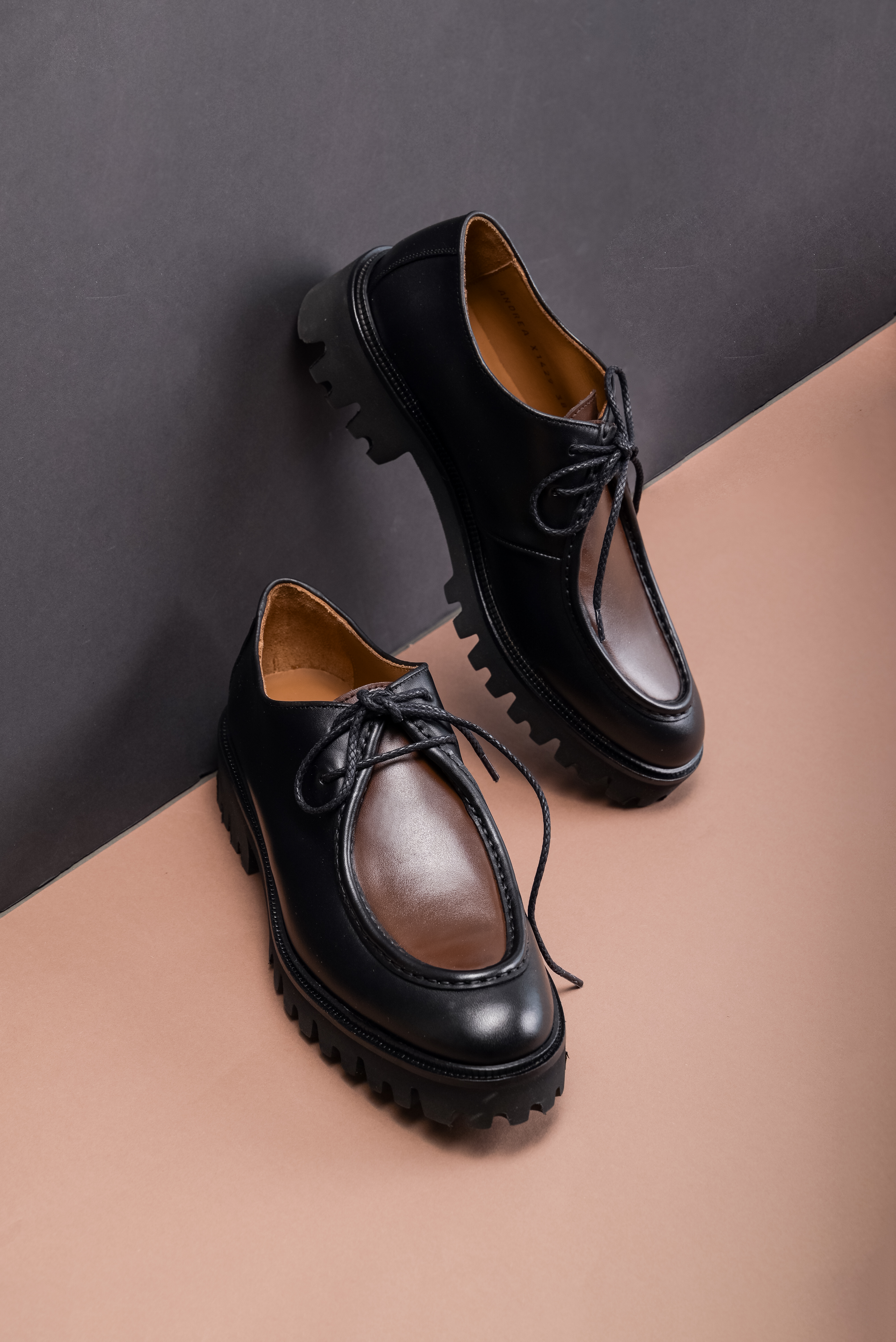 Один из самых универсальных вариантов обуви - дерби.